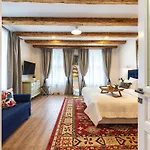 מלון דירות Nikolas Haus Premium Historic Center & Free Parking