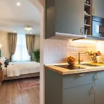 Nikolas Haus Premium Historic Center & Free Parking 3* בראשוב