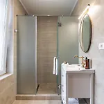 מלון דירות Nikolas Haus Premium Historic Center & Free Parking 3*