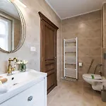 Nikolas Haus Premium Historic Center & Free Parking מלון דירות 3*