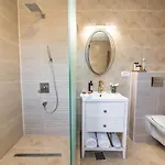 Nikolas Haus Premium Historic Center & Free Parking מלון דירות