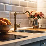 Nikolas Haus Premium Historic Center & Free Parking בראשוב