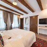 מלון דירות Nikolas Haus Premium Historic Center & Free Parking 3*