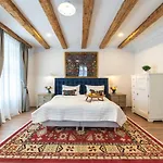 Nikolas Haus Premium Historic Center & Free Parking מלון דירות