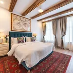 Nikolas Haus Premium Historic Center & Free Parking מלון דירות 3*