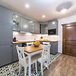 Nikolas Haus Premium Historic Center & Free Parking מלון דירות בראשוב