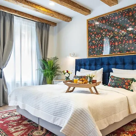 Hotel de apartamente Nikolas Haus Premium Historic Center & Free Parking 3*