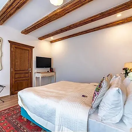 Nikolas Haus Premium Historic Center & Free Parking 3*
